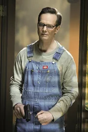 Serienkiller Nate Haskell (Bill Irwin) taucht im Haus von Arvin Thorpe pl&ouml;tzlich mit einer Waffe in der Hand auf und provoziert Ray...