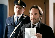 Commissario Brunetti (Uwe Kockisch, rechts) und Sergente Vianello (Karl Fischer) haben den Abschiedsbrief des Kadetten gefunden, der Selbstmord beging. Commissario Brunetti (Uwe Kockisch, rechts) und Sergente Vianello (Karl Fischer) haben den Abschiedsbrief des Kadetten gefunden, der Selbstmord beging.