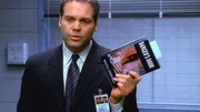 Vertraue nie etwas dem Papier an! Detective Goren (Vincent D'Onofrio) hält den Beweis in der Hand. Der Täter hat sich durch seinen Roman selbst ans Messer geliefert.