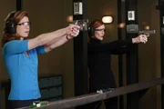 Bree (Marcia Cross, r.) und Katherine (Dana Delany, l.) üben sich im Schießen. Bree (Marcia Cross, r.) und Katherine (Dana Delany, l.) üben sich im Schießen.