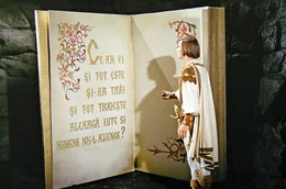 Der Bauernsohn (Mircea Breazu) muss drei Fragen des Herrn der Zeit (Nicolae Secareanu) beantworten.