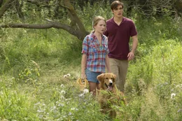 Hannah (Teenager) (Britt Robertson, l.); Ethan (Teenager) (K.J. Apa, r.)
