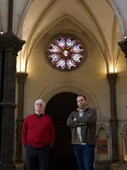 Josh Gates(r.) und Pfarrerin Dr. Robin Griffith-Jones (l.) in der Temple Church.