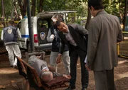 Kommissar &Ouml;zakin (Erol Sander, Mitte) und sein Assistent Mustafa Tombul (Oscar Ortega Sanchez, re.) untersuchen den Tatort, an dem der Wachmann Halil Gezer (Mehmet Y&uuml;cel &Ouml;zkan) erstochen wurde.