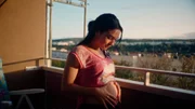 So langsam gew&ouml;hnt sich Jenny (Emma Nova) an ihren wachsenden Bauch.