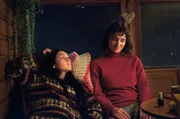 Zwischen Jenny (Emma Nova) und Marla (Friederike Becht) entwickelt sich Vertrauen.