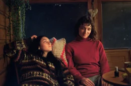 Zwischen Jenny (Emma Nova) und Marla (Friederike Becht) entwickelt sich Vertrauen.