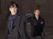 In einem historischen Museum stoßen Sherlock Holmes (Benedict Cumberbatch, li.) und Dr. John Watson (Martin Freeman) auf einen entscheidenden Hinweis. In einem historischen Museum stoßen Sherlock Holmes (Benedict Cumberbatch, li.) und Dr. John Watson (Martin Freeman) auf einen entscheidenden Hinweis.