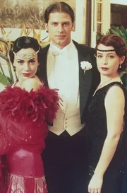 Zusammen mit ihrem damaligen Freund Anton (Tyler Christopher, M.) wollte Phoebe (Alyssa Milano, l.) ihre Cousinen, Prue und Piper (Holly Marie Combs, r.), töten.