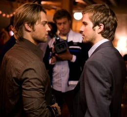 Als Rob (Michael Stahl-David, r.) einen Job in Japan antreten will, organisiert sein Bruder Jason (Mike Vogel, l.) eine gro&szlig;e Abschiedsparty. Zun&auml;chst herrscht herrliche Partystimmung, doch dann beschlie&szlig;t ein gigantisches Monster, New York dem Erdboden gleichzumachen ...