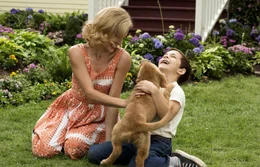 Juliet Rylance als Ethan's Mom (l.), Bailey (m.), Bryce Gheisar als Ethan - 8 Years Old (r.)