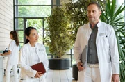 Dr. Lilly Phan (Mai Duong Kieu) bittet Dr. Kai Hoffmann (Julian Weigend) um Unterst&uuml;tzung. Er m&ouml;ge bitte noch einmal auf den Chefarzt Dr. Brentano einwirken, dass dieser seine Entscheidung &uuml;berdenkt.