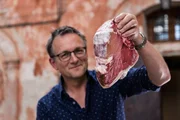 Michael Mosley begutachtet Fleisch in Italien Michael Mosley begutachtet Fleisch in Italien