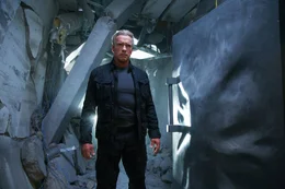 Der Terminator (Arnold Schwarzenegger) ist darauf programmiert, Sarah vor Gefahren zu besch&uuml;tzen. Knallhart setzt er sich in jedem Kampf durch ...