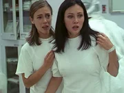 Phoebe (Alyssa Milano, l.) und Prue (Shannen Doherty, r.) müssen hilflos zusehen, wie ihre Schwester ins Koma fällt. Phoebe (Alyssa Milano, l.) und Prue (Shannen Doherty, r.) müssen hilflos zusehen, wie ihre Schwester ins Koma fällt.