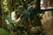 Der Kameramann filmt Josh Gates und Dr. Santiago Giraldo im Dschungel.