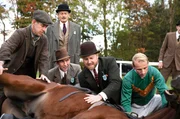 Tierarzt Siefried Farnon (Samuel West, 4.v.l.) untersucht ein krankes Rennpferd. Der Besitzer Hugh Hulton (Matthew Lewis, 3.v.l., knieend) ist in Sorge um sein Pferd. Tierarzt Siefried Farnon (Samuel West, 4.v.l.) untersucht ein krankes Rennpferd. Der Besitzer Hugh Hulton (Matthew Lewis, 3.v.l., knieend) ist in Sorge um sein Pferd.