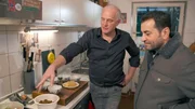 Der passionierte Hobbykoch Matthias Klein (links) und Starkoch Ali G&uuml;ng&ouml;rm&uuml;s.
