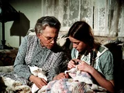 Erin (Mary Beth McDonough, r.) bereitet mit Hilfe ihrer Großmutter (Ellen Corby, l.) eine Überraschung für das Baby vor, das ihre Mutter erwartet.