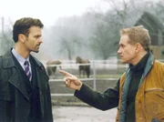 Die Gebrüder Carsten (Zsolt Bacs, links) und Andreas Sandlass (Joachim Paul Assböck) haben sehr unterschiedliche Visionen, was aus dem ruinierten Pferdegestüt werden soll...