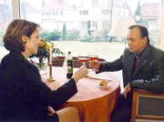 Gernot Simoni (Dieter Bellmann) trifft sich nach langer Zeit mit seiner ehemaligen Studentin Ines Becker (Kirsten Block) - heute eine angesehene Ärztin. Bei einem gemeinsamen Essen macht Simoni sich Hoffnung, der alten Liebe eine neue Chance zu geben... Gernot Simoni (Dieter Bellmann) trifft sich nach langer Zeit mit seiner ehemaligen Studentin Ines Becker (Kirsten Block) - heute eine angesehene Ärztin. Bei einem gemeinsamen Essen macht Simoni sich Hoffnung, der alten Liebe eine neue Chance zu geben...