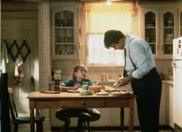 Die kleine Vada (Anna Chlumsky, l.) findet, dass ihr verwitweter Dad (Dan Aykroyd, r.) endlich eine nette Freundin suchen sollte ...