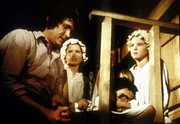 (v.l.n.r.) Charles (Michael Landon) erwartet mit seinen Kindern Laura (Melissa Gilbert), Carrie (Lindsay Sidney Greenbush) und Mary (Melissa Sue Anderson) auf die Geburt des Babys.