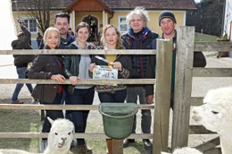 &sbquo;&Auml;&ucirc;Steirerwut&sbquo;&Auml;&uacute; (AT): Dreharbeiten f&radic;&ordm;r den vierten Film der ARD-Degeto/ORF-Krimireihe.  Miriam Stein und Hary Prinz ermitteln auf einem Alpaka-Hof. In Episodenrollen spielen unter anderem Brigitte Hobmeier, Christoph Luser, Branko Samarovski, Norman Hacker, Peter Windhofer, Helmut Berger, Robert Reinagl, Beatrix Brunschko, Tina Haller, David Oberkogler und Peter Schneider.   &sbquo;&Auml;&ucirc;Steirerwut&sbquo;&Auml;&uacute; (AT) ist eine Koproduktion der Allegro Film (Produzent Helmut Grasser, Producerin Gabi Stefansich) mit ARD Degeto (Redaktion: Diane Wurzschmitt) f&radic;&ordm;r Das Erste und dem ORF (Redaktion: Dr. Klaus Lintschinger). Das Drehbuch stammt von Wolfgang und Maria Murnberger mit Figuren aus den &sbquo;&Auml;&ucirc;Steirerkrimis&sbquo;&Auml;&uacute; von Claudia Rossbacher. Regie f&radic;&ordm;hrt Wolfgang Murnberger, hinter der Kamera steht Peter von Haller. Von links nach rechts: Eva Herzig (Rolle Eva Merz), Hary Prinz (Rolle Sascha Bergmann), Miriam Stein (Rolle Sandra Mohr), Brigitte Hobmeier (Rolle Lotte), Wolfgang Murnberger (Regie), Peter Schneider (Rolle Fipsl) &not;&copy; ARD Degeto/ORF/Allegro Film/Stefan Haring, honorarfrei - Verwendung gem&radic;&sect;&radic;&uuml; der AGB im engen inhaltlichen, redaktionellen Zusammenhang mit genannter Degeto-Sendung und bei Nennung "Bild: ARD Degeto/Allegro Film/Stefan Haring" (S2+). ARD Degeto/Programmplanung und Presse, Tel: 069/1509-335, degeto-presse@degeto.de