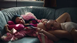 Jenny (Emma Nova) und ihr Freund Bolle (Paul Wollin) erwarten ein Kind.