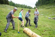 Alle packen mit an, um den Trog an seinen Platz zu bringen (von links: Christian Gruber, Lisi Gruber, Peter Gruber und Seppi). Alle packen mit an, um den Trog an seinen Platz zu bringen (von links: Christian Gruber, Lisi Gruber, Peter Gruber und Seppi).