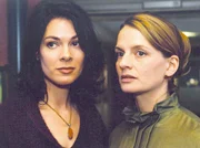 Nach einer langen Brustkrebserkrankung hat Nina Schütz (Gunda Ebert, rechts) ihre beste Freundin Dr. Elena Eichhorn (Cheryl Shepard) gebeten, bei ihr einen Brustaufbau zu machen.