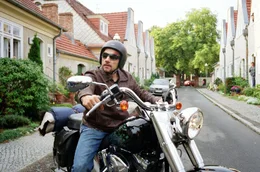Katrins Samenspender ist Frank Kolakowski, genannt "Kola" (Richy M&uuml;ller). Er ist ein passionierter Biker und Besitzer eines Tattoostudios. Allerdings hat er sich mit ein paar Rockern eingelassen und muss mit seinem Motorrad untertauchen! Sicher ist, dass ihn niemand bei Katrin vermuten w&uuml;rde ...