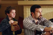 Während eines Dates bemerkt Carlos (Ricardo Antonio Chavira, r.), dass Travis (Jake Cherry, l.) ganz alleine in der Dunkelheit auf der Straße spielt. Voller Sorge kann er sich nicht mehr auf sein Date konzentrieren und holt Travis von der Straße ... Während eines Dates bemerkt Carlos (Ricardo Antonio Chavira, r.), dass Travis (Jake Cherry, l.) ganz alleine in der Dunkelheit auf der Straße spielt. Voller Sorge kann er sich nicht mehr auf sein Date konzentrieren und holt Travis von der Straße ...