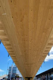 Der Radweg ist als modulares Baukastensystem konstruiert mit standardisierten Modulen aus Holz und St&uuml;tzen aus Stahl.