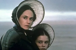 Als viktorianische Frauen sind Mutter Ada (Holly Hunter) und Tochter Flora (Anna Paquin) der streng beh&uuml;tete Besitz ihres Ehemanns, bzw. Stiefvaters.