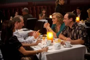 (v.li.) Gloria (Sofia Vergara) und Jay (Ed O'Neill) treffen sich im Restaurant mit Steph (Stephanie Weir) und Mike Hoffman (Adam Kulbersh), die sie im Urlaub kennengelernt haben. Doch Jay findet die Eheleute so anstrengend und nervig, dass ihm prompt der Kragen platzt... (v.li.) Gloria (Sofia Vergara) und Jay (Ed O'Neill) treffen sich im Restaurant mit Steph (Stephanie Weir) und Mike Hoffman (Adam Kulbersh), die sie im Urlaub kennengelernt haben. Doch Jay findet die Eheleute so anstrengend und nervig, dass ihm prompt der Kragen platzt...