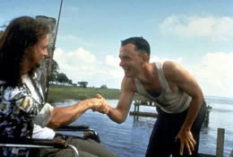 Im Vietnamkrieg gelingt es Forrest (Tom Hanks, r.), dem Lieutenant Dan Taylor (Gary Sinise, l.) das Leben zu retten ...