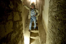 In der kargen W&uuml;ste Nord-&Auml;gyptens entdeckte ein Forschungsteam eine Pyramide mit einer versiegelten Grabkammer. Wenn Arch&auml;ologen sie &ouml;ffnen, kommt ein antiker Tatort zum Vorschein.