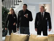 Als Catherine (Marg Helgenberger, li.), Ray Langston (Laurence Fishburne (Mi.) und Capt. Brass (Paul Guilfoyle) mit einem Gro&szlig;aufgebot von Polizisten bei einem geplanten Treffen zwischen Haskell und einem Vater seiner zahlreichen "Br&auml;ute" auftauchen, erwischen sie leider nur eine weitere von Haskells Gespielinnen...