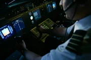 Die Cockpit-Instrumente von UPS Flug 6 leuchten w&auml;hrend eines Nachtfluges von Dubai unter dem Kommando von Captain Doug Lampe (gespielt von Jonathan Purdon).