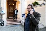 Benedikt Beissl (Andreas Giebel) und Jerry Paulsen (Peter Marton) telefonieren vor der Polizeistation. Benedikt Beissl (Andreas Giebel) und Jerry Paulsen (Peter Marton) telefonieren vor der Polizeistation.