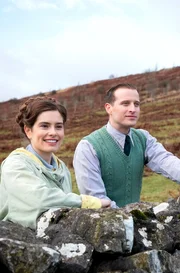 Rachel Shenton als Helen Alderson (l) und Nicholas Ralph als James Herriot.