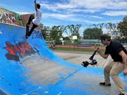 Antonio Aiello auf seinem Board: P.M. Wissen über die Physik des Skateboardings. Antonio Aiello auf seinem Board: P.M. Wissen über die Physik des Skateboardings.