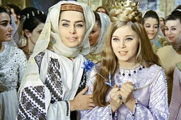 Die Prinzessin (Ana Szeles) und ihre Zofe (Corina Constantinescu) hoffen, dass der Bauernsohn den richtigen goldenen Schl&uuml;ssel des Buches des &bdquo;Reiches der Jugend ohne Alter und des Lebens ohne Tod&ldquo; bringt.