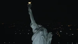 Irgendwer oder irgendetwas ist an Manhattans K&uuml;ste an Land gestiegen und hat als erstes der Freiheitsstatue den Kopf abgebissen ...