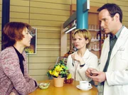 Rolands ewige Zweifel und krankhafte Vorstellungen hemmen seinen Heilungsprozeß und stellt die Freundschaft zu Achim (Johannes Steck, links) und Kathrin (Andrea Katrin Loewig, rechts), aber auch seine Ehe zu Pia (Hendrikje Fitz) auf eine harte Probe... Rolands ewige Zweifel und krankhafte Vorstellungen hemmen seinen Heilungsprozeß und stellt die Freundschaft zu Achim (Johannes Steck, links) und Kathrin (Andrea Katrin Loewig, rechts), aber auch seine Ehe zu Pia (Hendrikje Fitz) auf eine harte Probe...