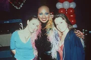 Phoebe (Alyssa Milano, l.) und Club-Besitzerin Piper (Holly Marie Combs, r.) sind begeistert von der Soul-Sängerin Janice Robinson.