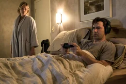 Marlo (Charlize Theron, l.); Drew (Ron Livingston, r.)