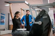 Olivia Fareedi (Nilam Farooq, l.) ermittelt undercover in einem Fitnessstudio und hat dabei den Trainer Ercan Duruz (Timur Isik, r.) im Visier.