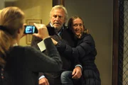 Angi hält Martin für den Sänger Rob Rodeo und möchte unbedingt ein Foto mit ihm. Von links: Martin Kirchleitner (Hermann Giefer) und Angi (Susanne Schroeder). Angi hält Martin für den Sänger Rob Rodeo und möchte unbedingt ein Foto mit ihm. Von links: Martin Kirchleitner (Hermann Giefer) und Angi (Susanne Schroeder).